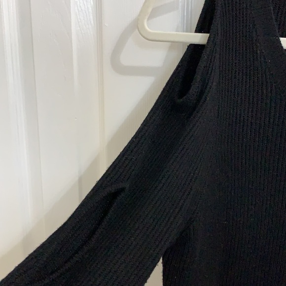 Design Lab Cold Shoulder Sweater - Picture 3 of 5
